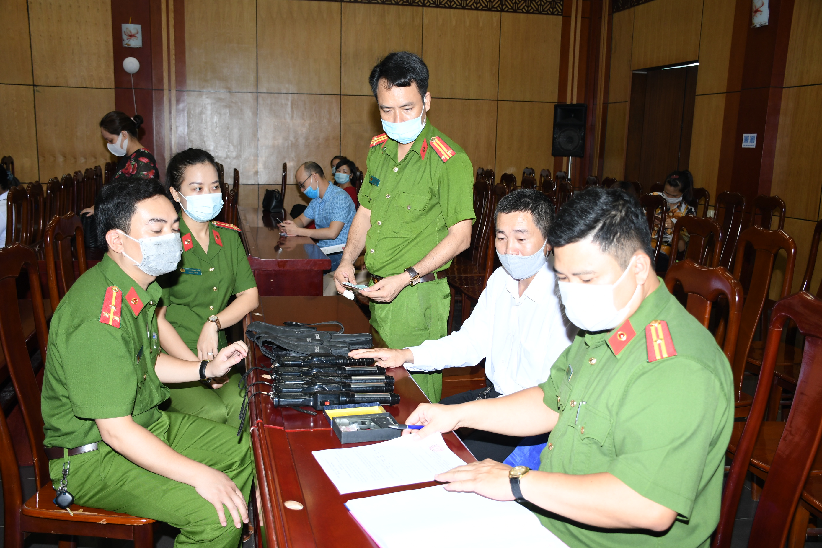 Phòng Cảnh sát QLHC về TTXH: Vận động thu hồi 58 khẩu súng, 176 viên đạn và 14  dùi cui điện 